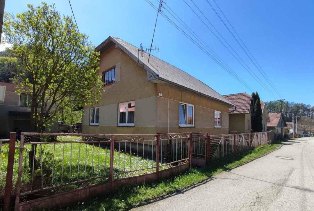 PREDANÝ - Rodinný dom na predaj Necpaly